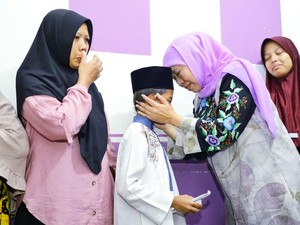 Takziah Emosional Gubernur Khofifah ke Keluarga Korban Laka Bus di Bromo