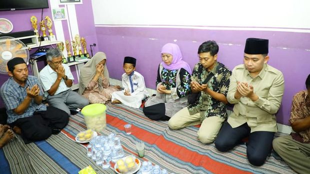 Gubernur Jatim Khofifah didampingi Bupati Jember M Fawait takziah ke keluarga kecelakaan bus di Bromo