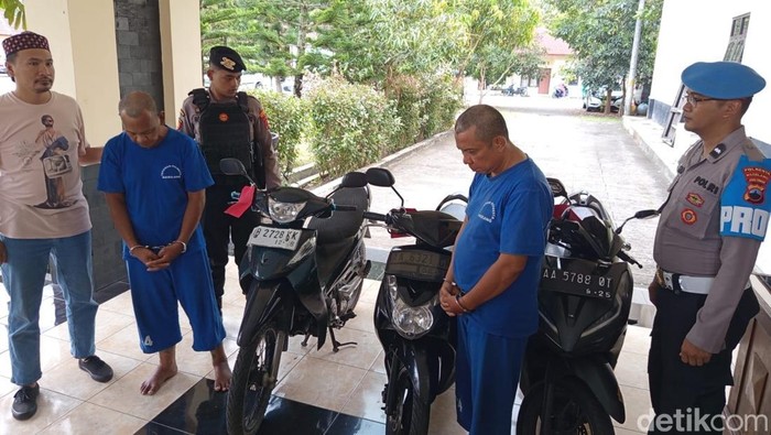 Kedua tersangka pencurian uang tunai Rp 96 juta yang disimpan pemiliknya di bawah jok motor di daerah Keji, Muntilan, Kabupaten Magelang dalam rilis, Senin (15/9/2025).