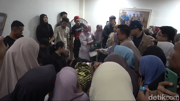 Keluarga menyambut jenazah pilot helikopter, Kapten Haryanto yang jatuh di Tanah Bumbu. Keluarga menyambut jenazah pilot helikopter, Kapten Haryanto yang jatuh di Tanah Bumbu.