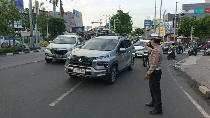 Kepadatan lalin di lampu merah relasi Jl Panjang Kebon Jeruk Jakarta Barat