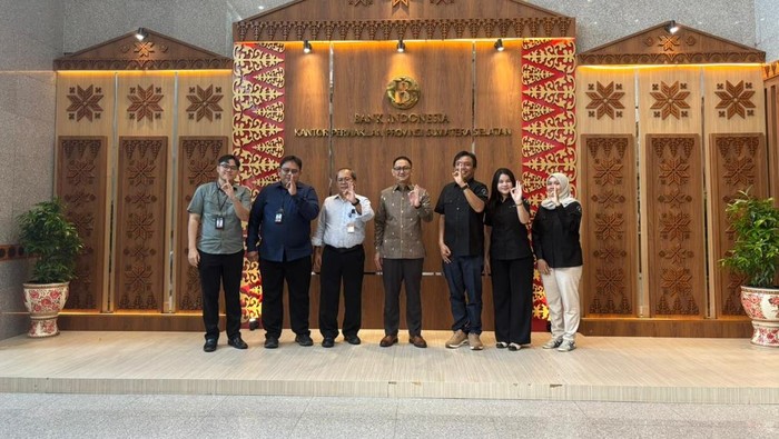 Kepala Kantor Perwakilan Bank Indonesia Sumsel Bambang Pramono berfoto bersama dengan jajaran detikSumbagsel.
