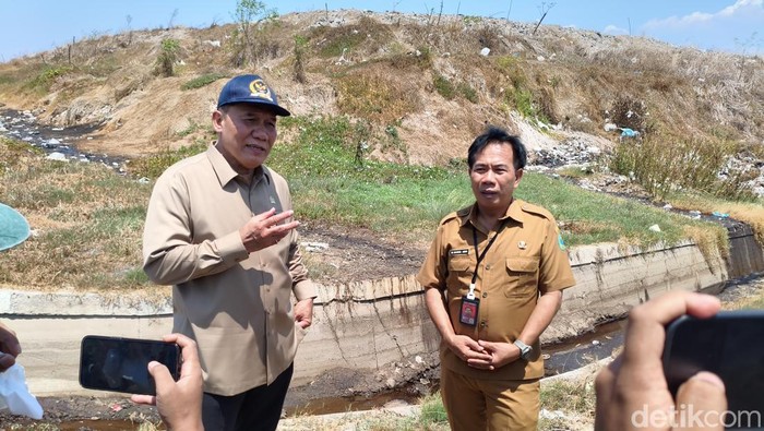 Kepala UPT TPA Jabon, Hajid Arif Hidayat dan anggota Komisi VII DPR RI, Bambang Hario Sukartono