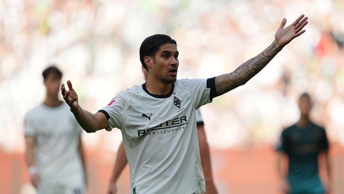 Kevin Diks of Borussia Mönchengladbach  gestures  during the 1.Bundesliga match between Borussia Mönchengladbach and Werder Bremen at Borussia-Park, Mönchengladbach, Germany on September 14, 2025.  (Photo by Ulrik Pedersen/NurPhoto via Getty Images)