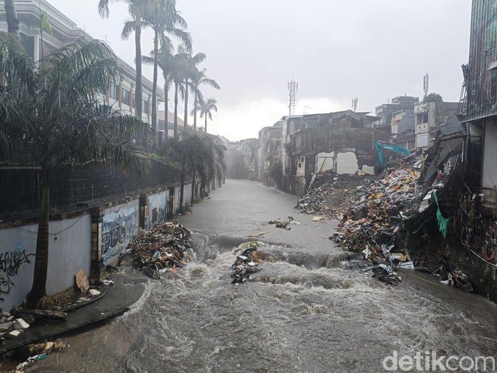 Kondisi di kawasan Jalan Gajah Mada Denpasar tepatnya di depan Pasar Kumbasari, Denpasar, Bali pada Senin (15/9/2025. (Ni Made Lastri Karsiani Putri-detikBali)