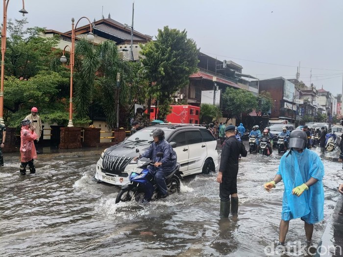 Kondisi di kawasan Jalan Gajah Mada Denpasar tepatnya di depan Pasar Kumbasari, Denpasar, Bali pada Senin (15/9/2025. (Ni Made Lastri Karsiani Putri-detikBali)