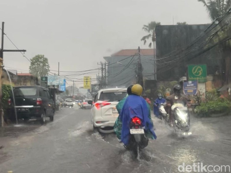 Kondisi Jalan Gunung Soputan, Denpasar, yang tergenang air, Senin (15/9/2025). Lokasi ini juga sempat tergenang banjir para pada 10 September lalu. (Noviana Windri)