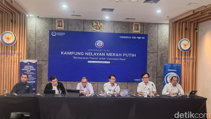 Konferensi pers Kampung Nelayan Merah Putih