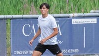 Darius mengabarkan, Lionel Sathrya, juga sudah mau debut di Portugal. Sebagai ayah, Darius memberikan pesan bijak untuk putranya itu. Darius senang bisa mengikuti perkembangan Lio di Portugal. Foto: Instagram @darius_sinathrya