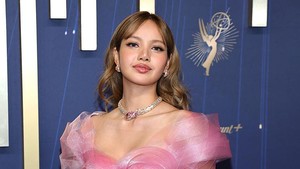 Gaun itu dilengkapi belahan tinggi di sisi kiri dan dipadukan dengan pumps pink berkilau yang membuat look-nya semakin standout. Foto: Getty Images/Savion Washington