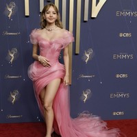 Lisa Blackpink mencuri perhatian dengan gaun dramatis berwarna pink pucat yang dililit pita raksasa khas Lever Couture. Penampilan perdana aktris The White Lotus ini di Emmy Awards sukses memadukan nuansa manis sekaligus avant-garde, membuatnya tampak seperti hadiah hidup yang berjalan di karpet merah. (Foto: Getty Images)