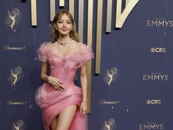 Debut Lisa di Emmy Awards 2025, Gaya Bak Kado dengan Gaun Pink Berpita