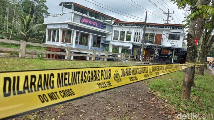 Lokasi pembacokan yang menewaskan anggota TNI di kafe di Desa Jolontoro, Kecamatan Sapuran, Wonosobo, Senin (15/9/2025). Insiden pembacokan maut itu terjadi pada Minggu (14/9).
