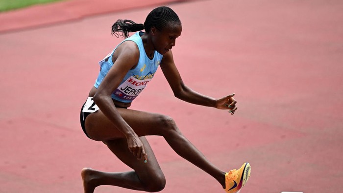Luar Biasa, Daisy Jepkemei Nekat Lari Hanya dengan Satu Sepatu di Kejuaraan Dunia Momen tak biasa terjadi di babak penyisihan nomor 3000 meter halang rintang putri Kejuaraan Dunia Atletik 2025 di Stadion Nasional Jepang, Tokyo, Senin (15/9/2025). Pelari Kazakhstan, Daisy Jepkemei, tetap melanjutkan lomba meski hanya mengenakan satu sepatu. REUTERS/Edgar Su