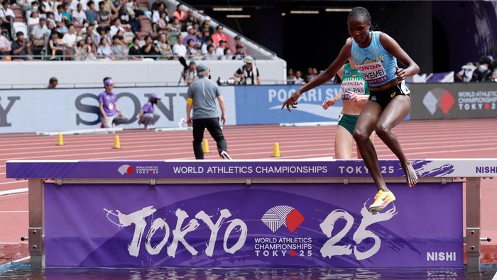 Luar Biasa, Daisy Jepkemei Nekat Lari Hanya dengan Satu Sepatu di Kejuaraan Dunia Momen tak biasa terjadi di babak penyisihan nomor 3000 meter halang rintang putri Kejuaraan Dunia Atletik 2025 di Stadion Nasional Jepang, Tokyo, Senin (15/9/2025). Pelari Kazakhstan, Daisy Jepkemei, tetap melanjutkan lomba meski hanya mengenakan satu sepatu. REUTERS/Edgar Su