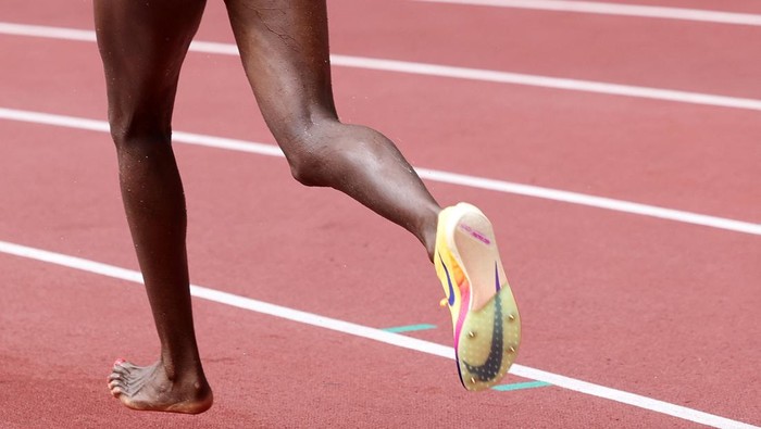 Luar Biasa, Daisy Jepkemei Nekat Lari Hanya dengan Satu Sepatu di Kejuaraan Dunia Momen tak biasa terjadi di babak penyisihan nomor 3000 meter halang rintang putri Kejuaraan Dunia Atletik 2025 di Stadion Nasional Jepang, Tokyo, Senin (15/9/2025). Pelari Kazakhstan, Daisy Jepkemei, tetap melanjutkan lomba meski hanya mengenakan satu sepatu. REUTERS/Edgar Su