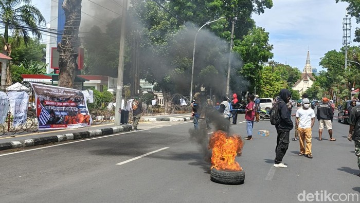 Mahasiswa Papua demo depan PN Makassar menuntut 4 terdakwa kasus makar dibebaskan.