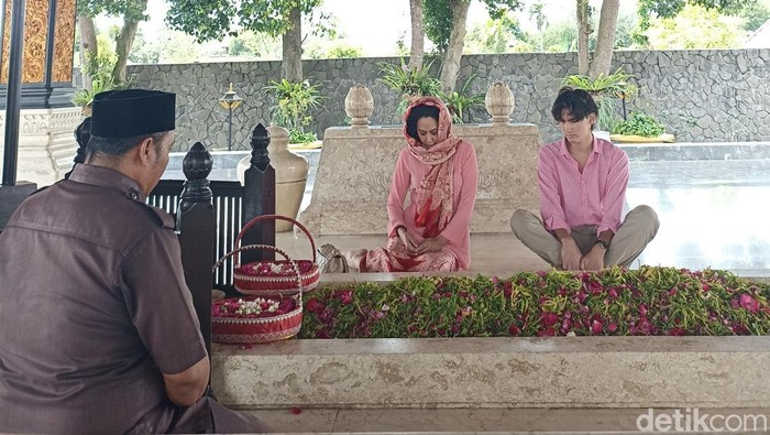 Kartika Sari Dewi Soekarno dan putranya, Frederik Kiran Soekarno Seegers berkontemplasi saat ziarah di makam Bung Karno, Kota Blitar