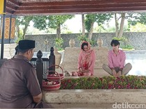 Berkerudung Pink Kartika Sari Dewi Pertama Kalinya Ziarahi Makam Bung Karno