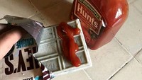 Netizen ini punya cara tak wajar dengan menyantap cokelat bertoping saus sambal. Gimana ya rasanya? Foto: Bored Panda