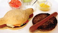 Burger yang unik dibuat dengan bentuk tak bias. Pattynya dibelah untuk meletakkan sosis di bagian tengah dengan bentuk yang aneh. Foto: Bored Panda