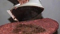 Bukan papan setrika biasa, ada netizen dengan aksi nyeleneh menyulap daging cincang. Cara memanggangnya pun sekadar menggunakan setrika yang panas. Foto: Bored Panda
