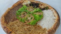 Punya selera yang aneh, seorang netizen bikin pizza dengan topping berbeda. Bukan pepperoni, ia malah menambahkan nasi, bihun, hingga telur ceplok ke atasnya. Foto: Bored Panda