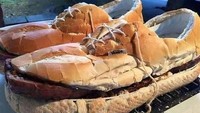 Sandwich dengan isian smoked beef ini disajikan secara unik. Alih-alih sebagai roti tumpuk saja, penyajinya seolah memahat sandwichnya berbentuk sepatu. Foto: Bored Panda