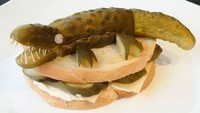 Burger yang satu ini dibuat dengan gaya yang lebih vegan. Hanya saja ada acar timun yang dibuat berbentuk aneh mirip seperti buaya. Foto: Bored Panda