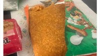 Seorang wanita meminta bantuan suaminya untuk memasak. Tak disangka, suaminya malah memasak camilan sebagai menu makan siang. Foto: Bored Panda