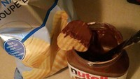 Ada cara makan unik yang dilakukan oleh netizen untuk menikmati keripik kentang. Alih-alih menikmatinya dengan saus, ia malah mencelupkannya ke dalam selai cokelat. Foto: Bored Panda