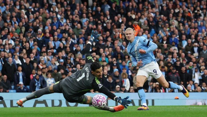 Soccer Football - Premier League - Manchester City v Manchester United - Etihad Stadium, Manchester, Britain - September 14, 2025 Manchester Citys Erling Haaland scores their third goal past Manchester Uniteds Altay Bayindir REUTERS/Phil Noble EDITORIAL USE ONLY. NO USE WITH UNAUTHORIZED AUDIO, VIDEO, DATA, FIXTURE LISTS, CLUB/LEAGUE LOGOS OR LIVE SERVICES. ONLINE IN-MATCH USE LIMITED TO 120 IMAGES, NO VIDEO EMULATION. NO USE IN BETTING, GAMES OR SINGLE CLUB/LEAGUE/PLAYER PUBLICATIONS. PLEASE CONTACT YOUR ACCOUNT REPRESENTATIVE FOR FURTHER DETAILS..