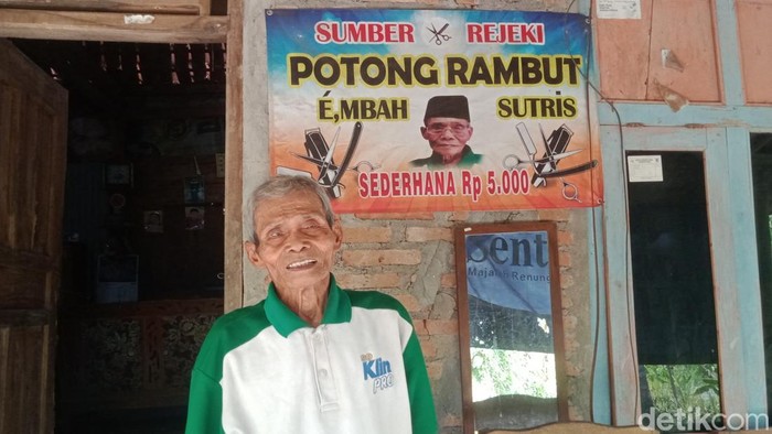 Mbah Sutris tukang cukur 82 tahun di Klaten yang rajin mencatat nama pelanggannya saat ditemui di rumahnya Kecamatan Bayat, Senin (15/9/2025)..