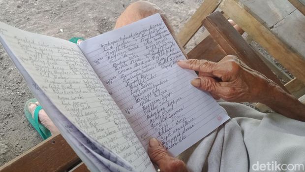 Mbah Sutris tukang cukur 82 tahun di Klaten yang rajin mencatat nama pelanggannya saat ditemui di rumahnya Kecamatan Bayat, Senin (15/9/2025)..