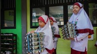 Hingga akhir Agustus 2025, Pemerintah Provinsi Jatim mencatat sebanyak 1,9 juta penerima sudah merasakan manfaat program ini. ANTARA FOTO/Irfan Sumanjaya