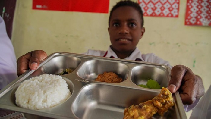 Siswa menyantap paket makanan program Makan Bergizi Gratis (MBG) di Sekolah Dasar Islam Terpadu (SDIT) Nurul Islam Klakah, Lumajang, Jawa Timur, Senin (15/9/2025). Pemerintah Provinsi Jatim mencatat capaian realisasi penerima program MBG hingga akhir Agustus 2025 di Jatim telah menjangkau 1,9 juta orang dari 714 SPPG (Satuan Pelayanan Pemenuhan Gizi) yang tersedia. ANTARA FOTO/Irfan Sumanjaya