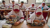 Siswa menyantap paket makanan program Makan Bergizi Gratis (MBG) di Sekolah Dasar Islam Terpadu (SDIT) Nurul Islam Klakah, Lumajang, Jawa Timur, Senin (15/9/2025). ANTARA FOTO/Irfan Sumanjaya