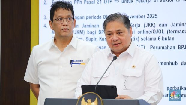 Menteri Keuangan, Purbaya Yudhi Sadewa dan Menteri Koordinator Bidang Perekonomian, Airlangga Hartarto saat menyampaikan konferensi pers di Kantor Presiden, Senin (15/9/2025). (CNBC Indonesia/Tri Susilo)