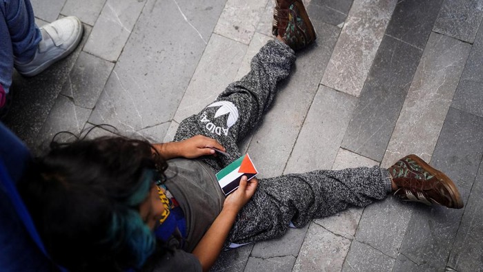 Mexico City Memerah, Ribuan Orang Turun ke Jalan Dukung Palestina Suasana jalanan ibu kota Meksiko memerah pada Minggu (14/9/2025), saat ribuan orang menggelar aksi solidaritas untuk Palestina di tengah konflik yang terus berkecamuk di Gaza. Massa yang didominasi warga sipil, mahasiswa, hingga aktivis kemanusiaan turun ke jalan dengan membawa bendera Palestina berukuran besar. REUTERS/Toya Sarno Jordan