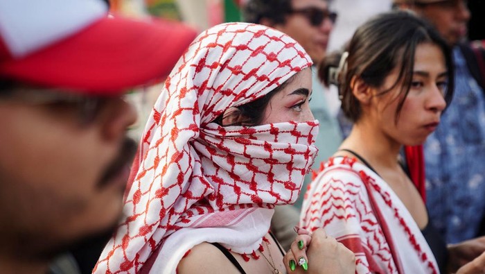 Suasana jalanan ibu kota Meksiko memerah pada Minggu (14/9/2025), saat ribuan orang menggelar aksi solidaritas untuk Palestina di tengah konflik yang terus berkecamuk di Gaza. Massa yang didominasi warga sipil, mahasiswa, hingga aktivis kemanusiaan turun ke jalan dengan membawa bendera Palestina berukuran besar. REUTERS/Toya Sarno Jordan