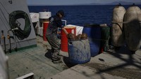 Kapal Sea Eagle berlayar menyusuri Laut Aegea, memantau pelampung kecil yang menandai lokasi perangkap ilegal. Foto: REUTERS/Stelios Misinas