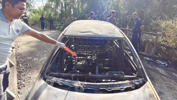 Mobil terbakar di Indragiri Hilir mengakibatkan seorang pria dan wanita luka bakar.