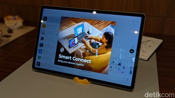 Mulai dari Moto Pad 60 Pro, tablet ini hadir mengusung layar IPS LCD berukuran 12,7 inch dengan resolusi 3K, refresh rate 120Hz, dan tingkat kecerahan 400 nits. Foto: Virgina Maulita Putri/detikINET