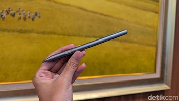 Tablet ini sudah mendukung stylus Moto Pen Pro yang memiliki 4.096 tingkat tekanan dan baterai yang dapat bertahan hingga 35 jam dalam sekali pengisian. Foto: Virgina Maulita Putri/detikINET