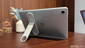 Setiap pembelian Moto Pad 60 Lite akan mendapatkan bonus case silikon yang dapat melindungi tablet sekaligus menopang tablet agar dapat berdiri saat dipakai menonton video atau browsing. Foto: Virgina Maulita Putri/detikINET
