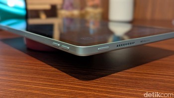 Motorola menyematkan dua speaker untuk menikmati konten multimedia di Moto Pad 60 Lite, masing-masing di sisi kiri dan kanan, yang sudah mendukung Dolby Atmos. Foto: Virgina Maulita Putri/detikINET