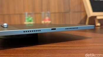 Tablet ini ditenagai baterai 10.200 mah dengan pengisian cepat 45W via USB-C. Foto: Virgina Maulita Putri/detikINET