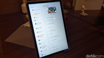 Penyangga itu juga dapat dipakai dalam mode vertikal. Spesifikasi inti Moto Pad 60 Lite dapat dilihat di sini, dengan chipset MediaTek Helio G85, RAM 4GB, dan memori internal 128GB yang dapat diperbesar hingga 1TB menggunakan microSD. Foto: Virgina Maulita Putri/detikINET