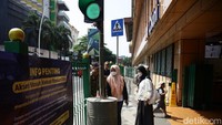 Sejak diberlakukan pagi ini, warga tampak antusias memanfaatkan fasilitas baru tersebut untuk menyeberang.