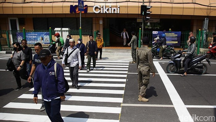 Mulai Hari Ini, Warga Bisa Gunakan Pelican Crossing di Stasiun Cikini Akses pejalan kaki menuju dan dari Stasiun Cikini kini semakin mudah. Pemerintah Provinsi (Pemprov) DKI Jakarta meresmikan penggunaan pelican crossing di sisi timur Stasiun Cikini, Jakarta Pusat, pada Senin (15/9/2025).